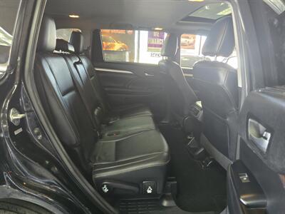 2017 Toyota Highlander XLE 4DR SUV AWD   - Photo 18 - Hamilton, OH 45015