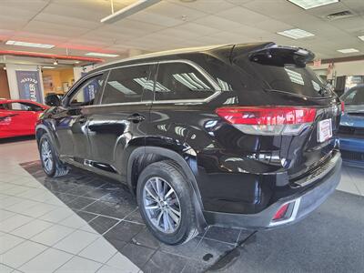 2017 Toyota Highlander XLE 4DR SUV AWD   - Photo 6 - Hamilton, OH 45015