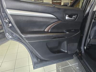 2017 Toyota Highlander XLE 4DR SUV AWD   - Photo 10 - Hamilton, OH 45015