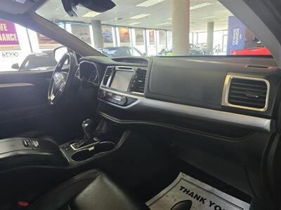 2017 Toyota Highlander XLE 4DR SUV AWD   - Photo 15 - Hamilton, OH 45015