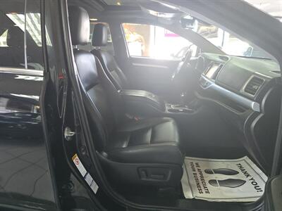 2017 Toyota Highlander XLE 4DR SUV AWD   - Photo 16 - Hamilton, OH 45015