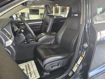 2017 Toyota Highlander XLE 4DR SUV AWD   - Photo 9 - Hamilton, OH 45015