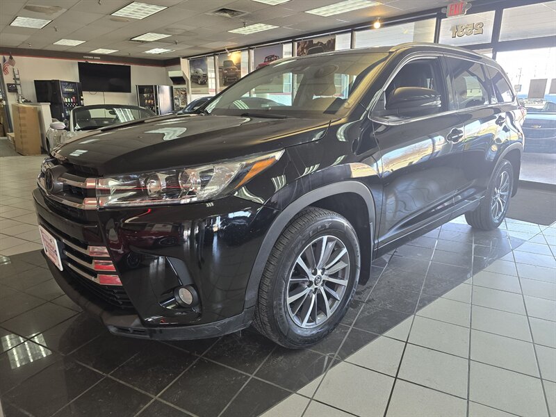2017 Toyota Highlander XLE 4DR SUV AWD   - Photo 1 - Hamilton, OH 45015