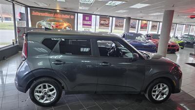 2023 Kia Soul LX 4DR CROSSOVER   - Photo 5 - Hamilton, OH 45015