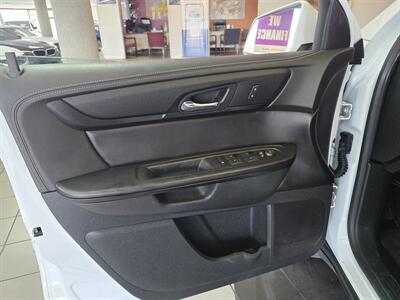 2017 Chevrolet Traverse LT 4DR SUV AWD - Photo 8 - Hamilton, OH 45015