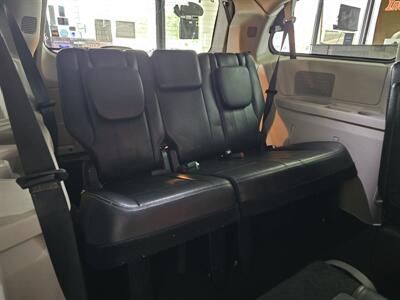 2012 Chrysler Town & Country Touring L  4DR MINI-VAN   - Photo 18 - Hamilton, OH 45015