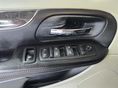 2012 Chrysler Town & Country Touring L  4DR MINI-VAN   - Photo 19 - Hamilton, OH 45015