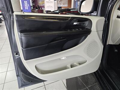 2012 Chrysler Town & Country Touring L  4DR MINI-VAN   - Photo 7 - Hamilton, OH 45015