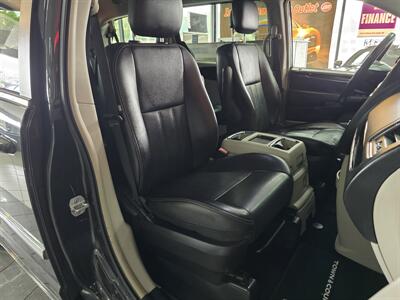 2012 Chrysler Town & Country Touring L  4DR MINI-VAN   - Photo 15 - Hamilton, OH 45015