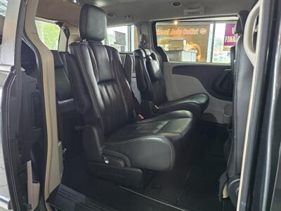 2012 Chrysler Town & Country Touring L  4DR MINI-VAN   - Photo 16 - Hamilton, OH 45015