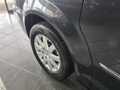 2012 Chrysler Town & Country Touring L  4DR MINI-VAN   - Photo 32 - Hamilton, OH 45015