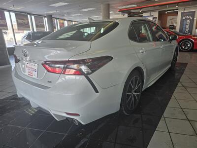 2023 Toyota Camry SE   - Photo 4 - Hamilton, OH 45015