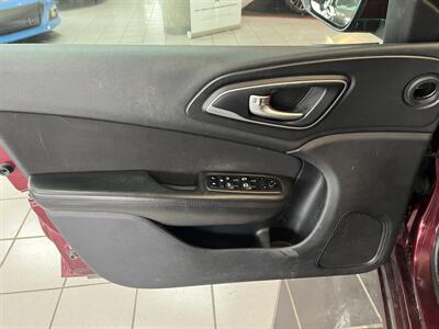 2015 Chrysler 200 Series Limited 4DR SEDAN   - Photo 19 - Hamilton, OH 45015