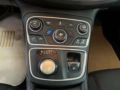 2015 Chrysler 200 Series Limited 4DR SEDAN   - Photo 12 - Hamilton, OH 45015