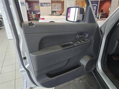 2009 Jeep Liberty Sport   - Photo 7 - Hamilton, OH 45015