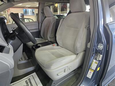 2017 Toyota Sienna LE 7-Passenger Auto Access Seat   - Photo 9 - Hamilton, OH 45015