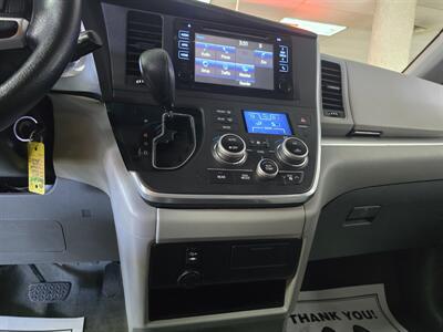2017 Toyota Sienna LE 7-Passenger Auto Access Seat   - Photo 23 - Hamilton, OH 45015