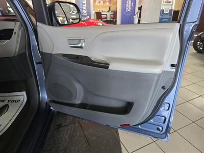 2017 Toyota Sienna LE 7-Passenger Auto Access Seat   - Photo 12 - Hamilton, OH 45015