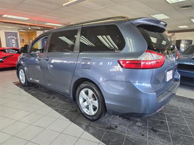 2017 Toyota Sienna LE 7-Passenger Auto Access Seat   - Photo 6 - Hamilton, OH 45015