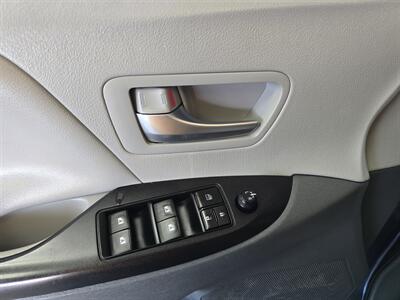2017 Toyota Sienna LE 7-Passenger Auto Access Seat   - Photo 18 - Hamilton, OH 45015