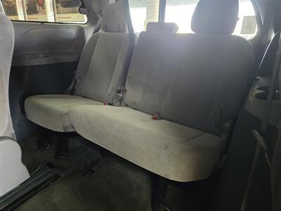 2017 Toyota Sienna LE 7-Passenger Auto Access Seat   - Photo 11 - Hamilton, OH 45015