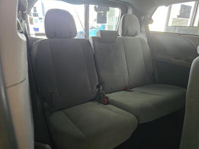 2017 Toyota Sienna LE 7-Passenger Auto Access Seat   - Photo 16 - Hamilton, OH 45015
