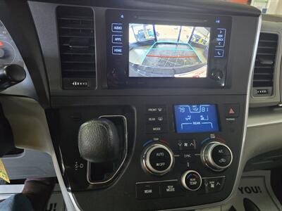 2017 Toyota Sienna LE 7-Passenger Auto Access Seat   - Photo 21 - Hamilton, OH 45015
