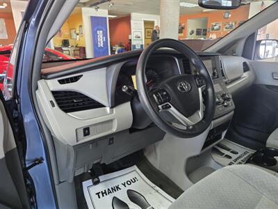 2017 Toyota Sienna LE 7-Passenger Auto Access Seat   - Photo 8 - Hamilton, OH 45015