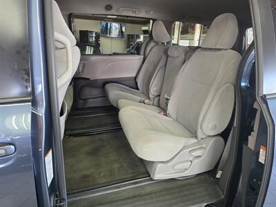 2017 Toyota Sienna LE 7-Passenger Auto Access Seat   - Photo 10 - Hamilton, OH 45015