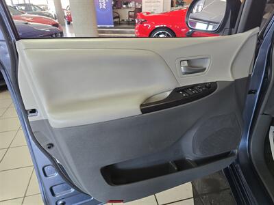 2017 Toyota Sienna LE 7-Passenger Auto Access Seat   - Photo 7 - Hamilton, OH 45015
