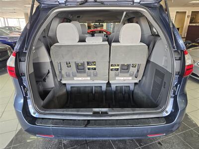 2017 Toyota Sienna LE 7-Passenger Auto Access Seat   - Photo 17 - Hamilton, OH 45015
