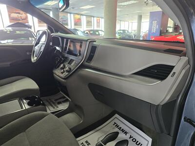 2017 Toyota Sienna LE 7-Passenger Auto Access Seat   - Photo 13 - Hamilton, OH 45015