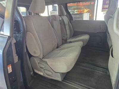 2017 Toyota Sienna LE 7-Passenger Auto Access Seat   - Photo 15 - Hamilton, OH 45015