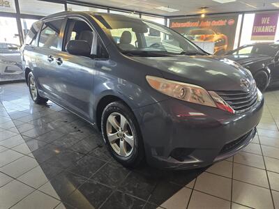 2017 Toyota Sienna LE 7-Passenger Auto Access Seat   - Photo 3 - Hamilton, OH 45015