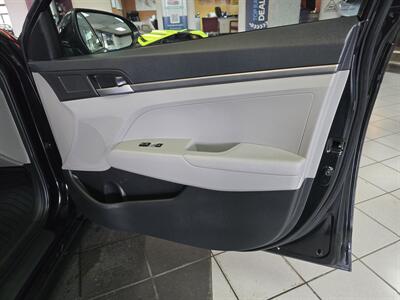 2017 Hyundai Elantra SE 4DR SEDAN   - Photo 12 - Hamilton, OH 45015