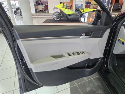 2017 Hyundai Elantra SE 4DR SEDAN   - Photo 8 - Hamilton, OH 45015