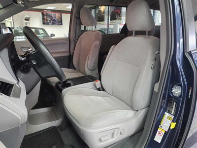 2019 Toyota Sienna LE 7-Passenger Auto Access Seat/MINI-VAN   - Photo 10 - Hamilton, OH 45015