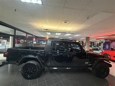 2023 Jeep Gladiator Overland 4DR CREW 4X4   - Photo 5 - Hamilton, OH 45015