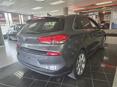 2018 Hyundai Elantra Base 4DR HATCHBACK - Photo 4 - Hamilton, OH 45015