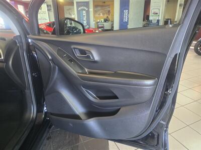 2021 Chevrolet Trax LT - Photo 12 - Hamilton, OH 45015