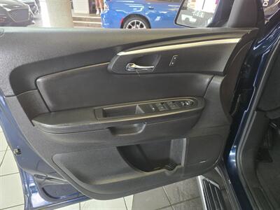 2010 Chevrolet Traverse LT 4DR SUV   - Photo 7 - Hamilton, OH 45015