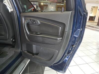 2010 Chevrolet Traverse LT 4DR SUV   - Photo 16 - Hamilton, OH 45015