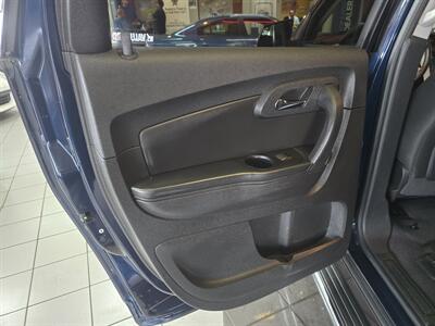 2010 Chevrolet Traverse LT 4DR SUV   - Photo 10 - Hamilton, OH 45015