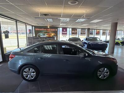 2012 Chevrolet Cruze LS 4DR SEDAN - Photo 5 - Hamilton, OH 45015