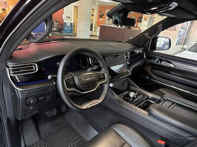 2024 Jeep Grand Wagoneer L Obsidian   - Photo 11 - Hamilton, OH 45015