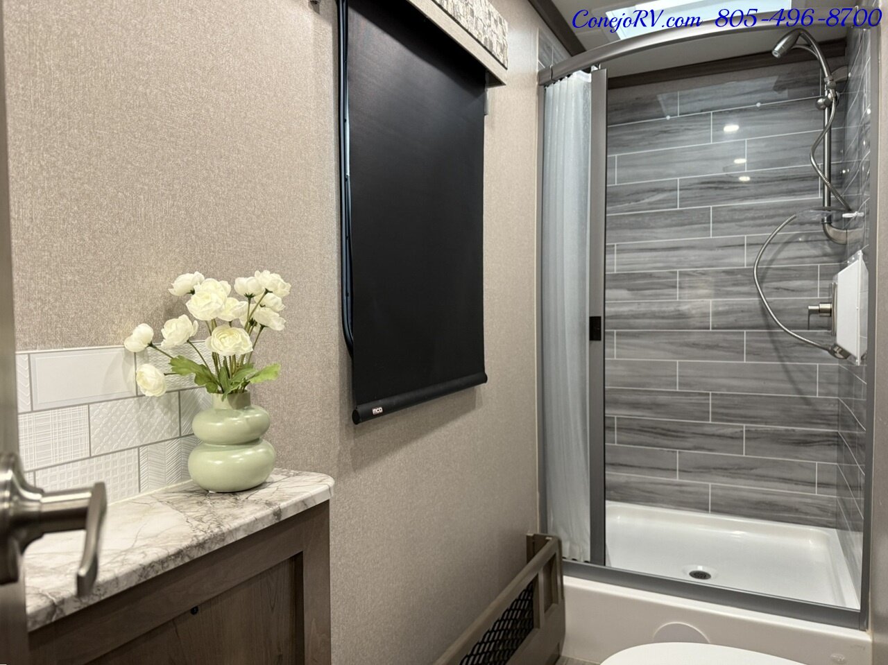 2022 Dynamax Isata 5 Series Xplorer 30FW FOUR WHEEL DRIVE Super-C Full Body Paint Cummins Turbo Diesel 16K Miles - Photo 19 - Thousand Oaks, CA 91360