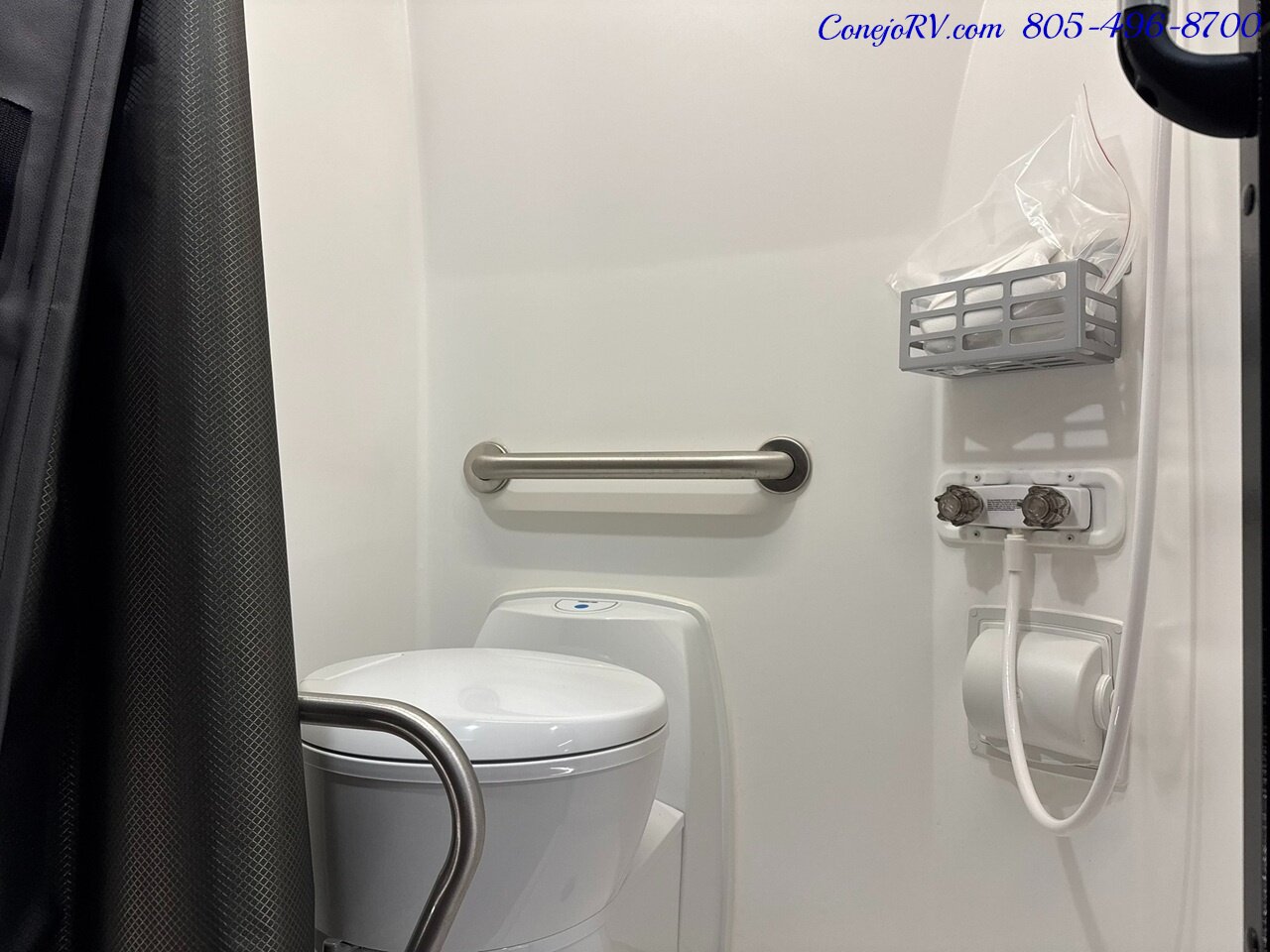 2025 Winnebago Roam 59RZ Wheelchair Power Lift Power Lounge Galley   - Photo 18 - Thousand Oaks, CA 91360