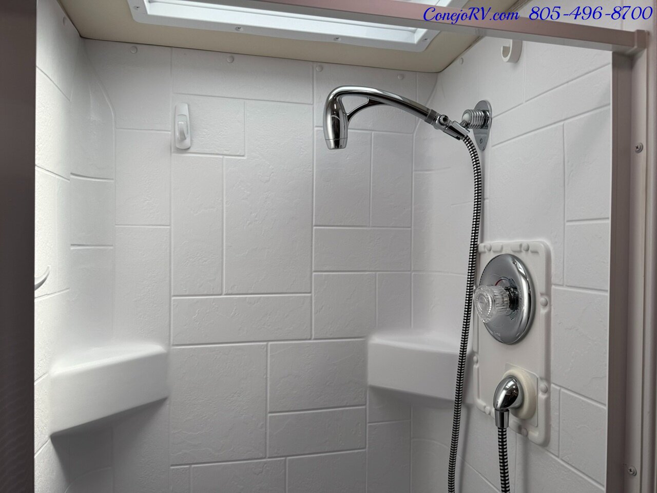 2020 Winnebago View 24D Full Wall Slide-Out Mercedes Turbo Diesel Full Body Paint 21K Miles Pre Covid Build - Photo 23 - Thousand Oaks, CA 91360