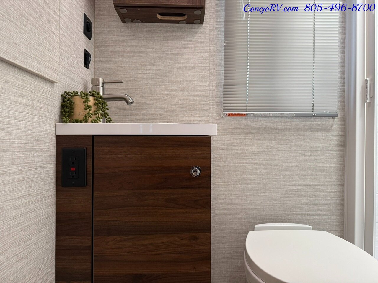 2020 Winnebago View 24D Full Wall Slide-Out Mercedes Turbo Diesel Full Body Paint 21K Miles Pre Covid Build - Photo 22 - Thousand Oaks, CA 91360