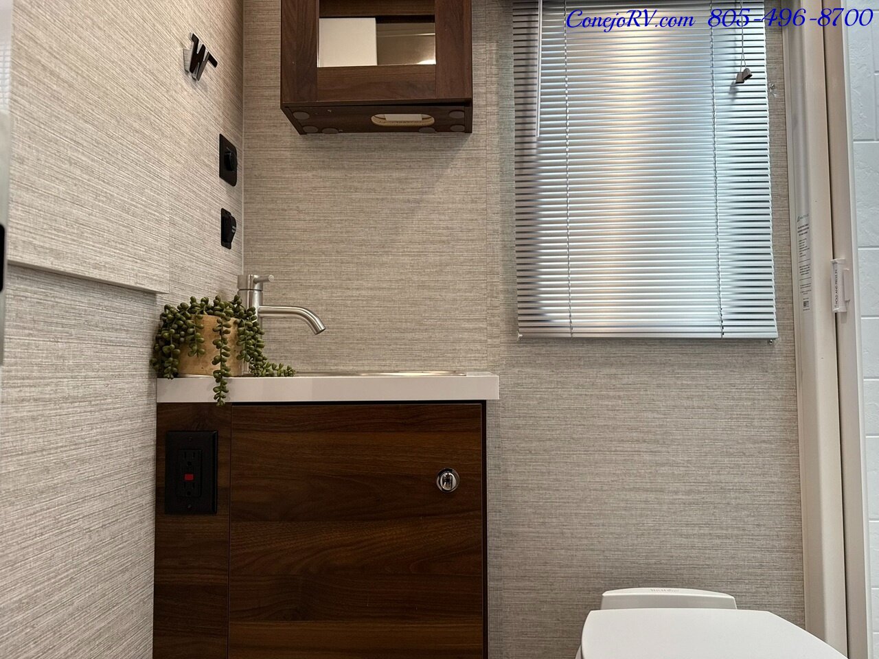 2022 Winnebago View 24D Full Wall Slide-Out Theater Seats Mercedes Turbo Diesel - Photo 19 - Thousand Oaks, CA 91360